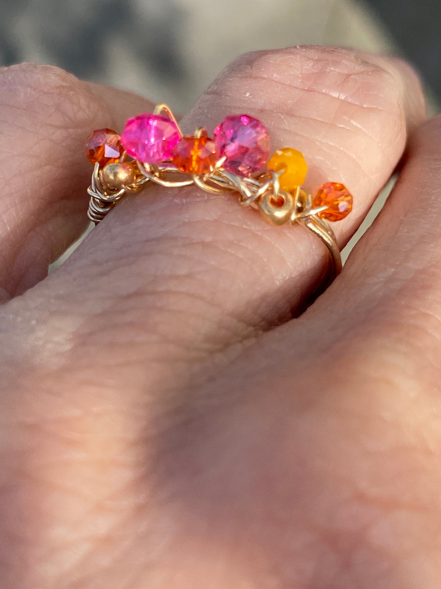 Frau trägt handgemachten Goldring mit Glasperlen | Sabetti Schmuckdesign