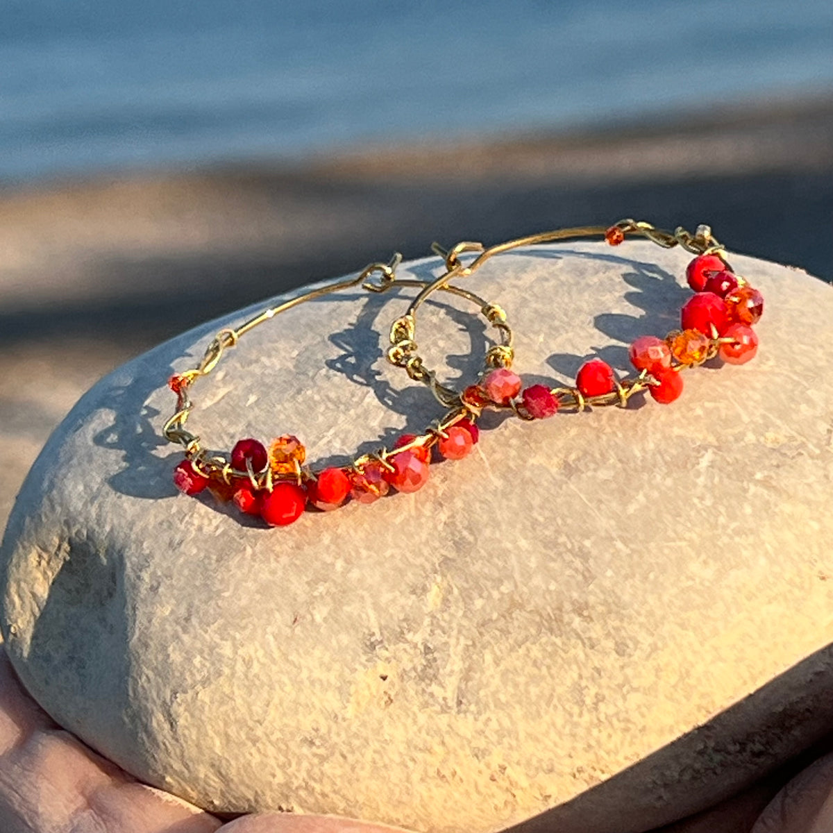 3,0 cm vergoldete Edelstahl Creolen mit roten Glasperlen umwickelt - Red Fire