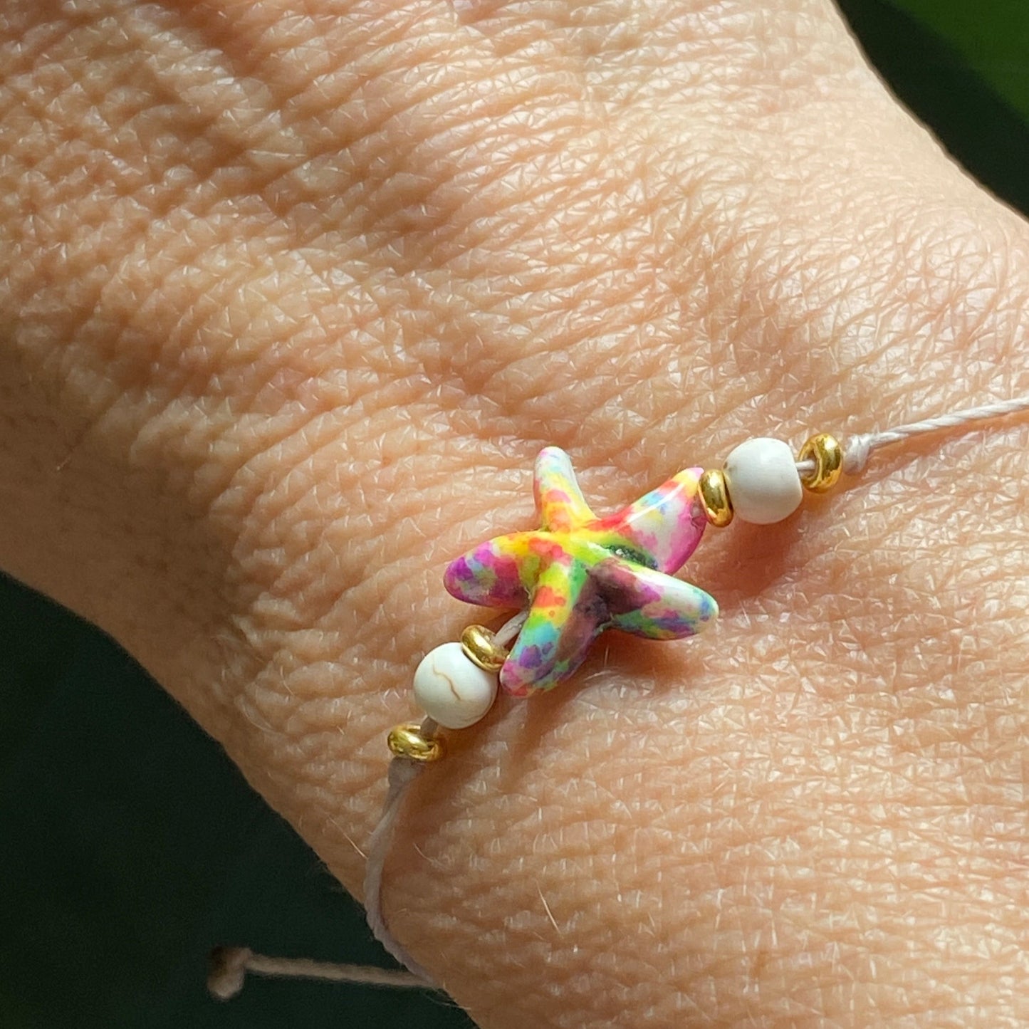 Frau trägt handgefertigtes Armband bohostyle