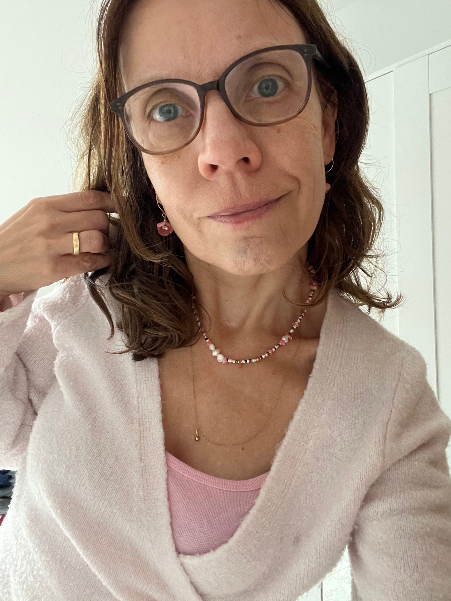 SOLEYA - Handgemachte kurze Boho-Halskette mit Süsswasserperlen und rosa Muschelakzenten