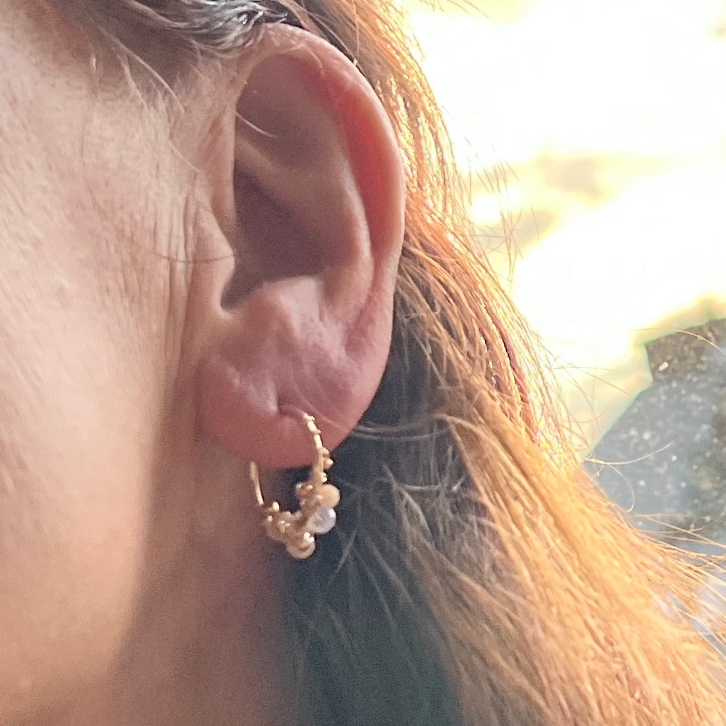 Handgemachte 14k Gold Mini-Creolen mit cremefarbenen Glasperlen im eleganten Boho-Stil, hochwertiger Schmuck aus der CREAMY Kollektion