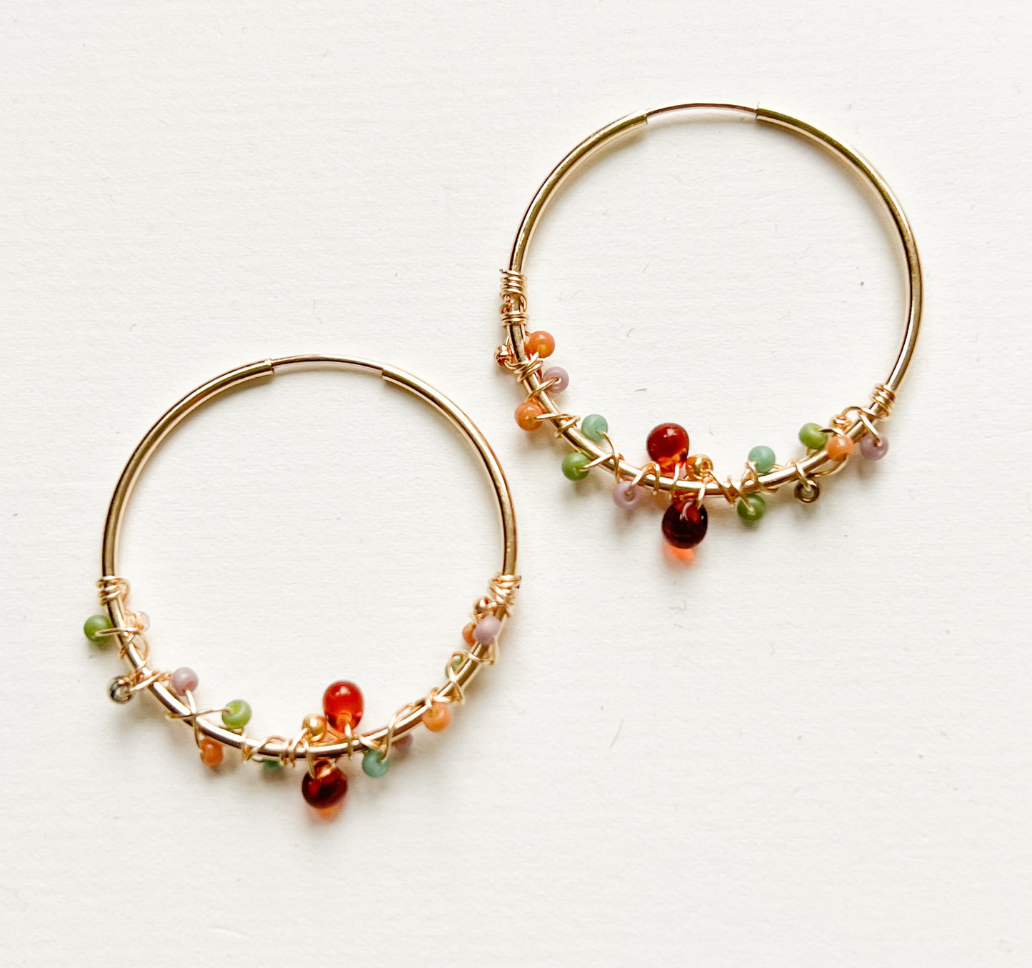 grosse Gold Creolen aus 14k Gold Filled und Glasperlen | AUTUMN