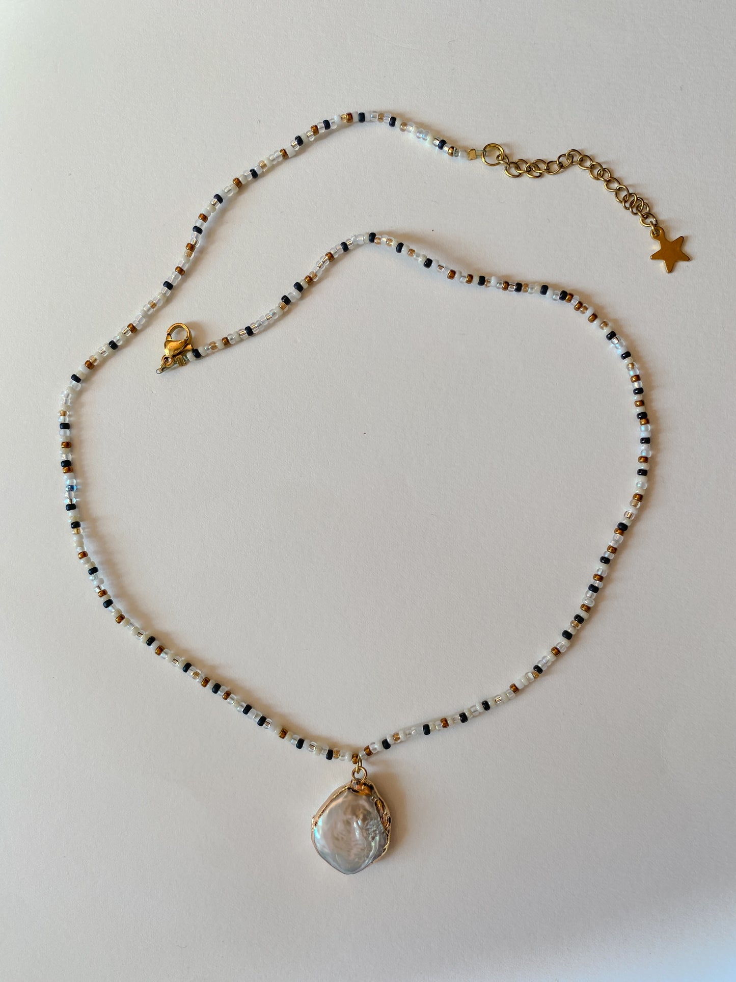 handgemachte, zarte Halskette mit Perlmuttanhänger mit Verlängerungskettchen - MANOU