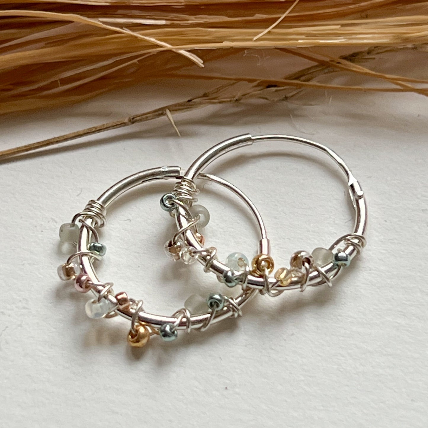 handgemachte Silber Ohrringe Minicreolen grün gold - seagrass