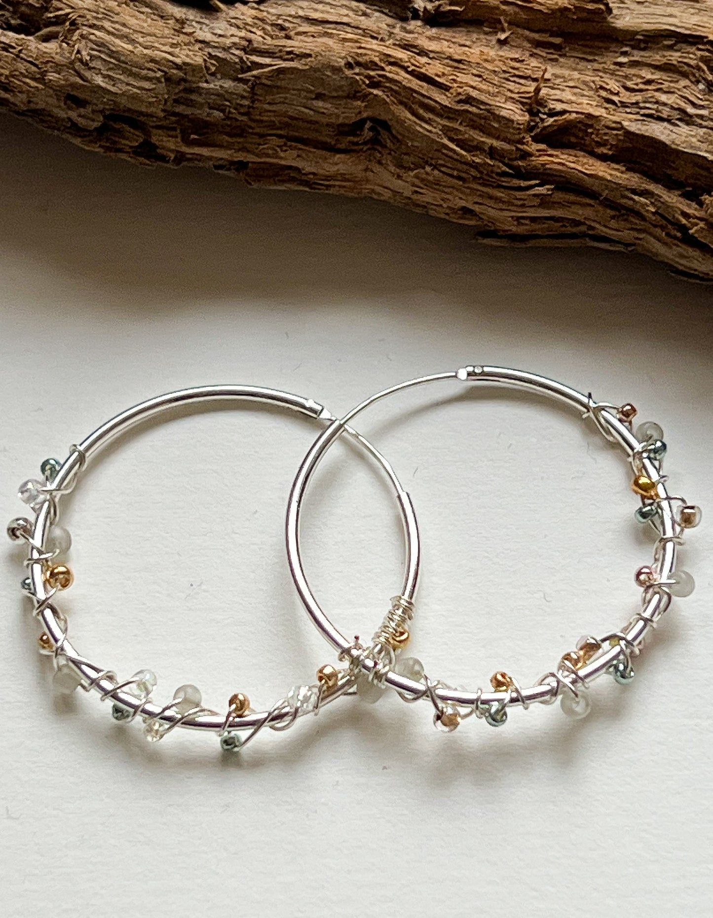 handgemachte 925er Sterling Silber Creolen 3 cm und Gold-grünen Glasperlen | SEAGRASS