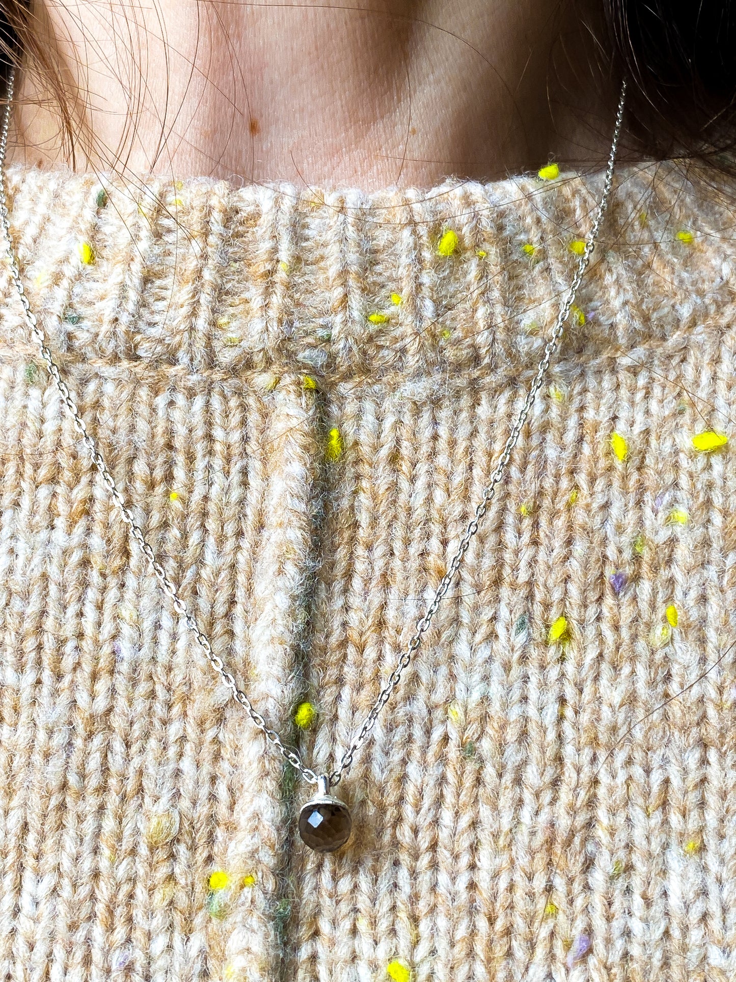 Frau trägt handgemachte Boho Edelsteinkette | Sabetti Schmuckdesign