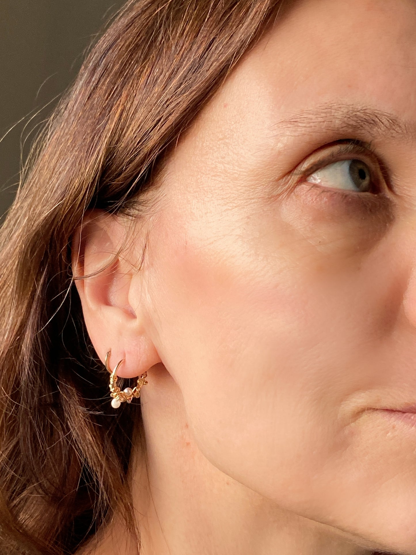 Frau trägt handgemachte Gold Creolen | Sabetti Schmuckdesign