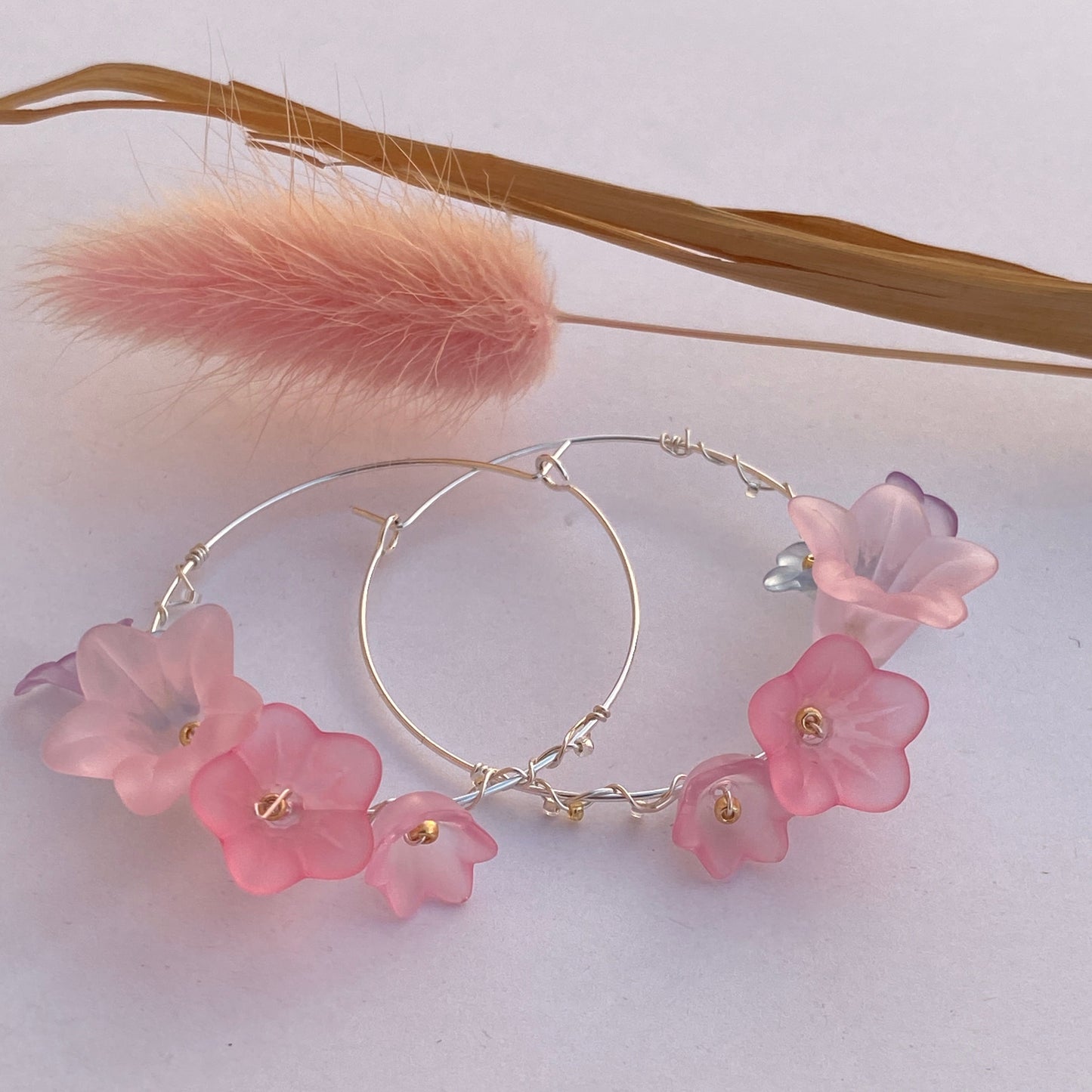 HANA - Große versilberte Blumen Creolen