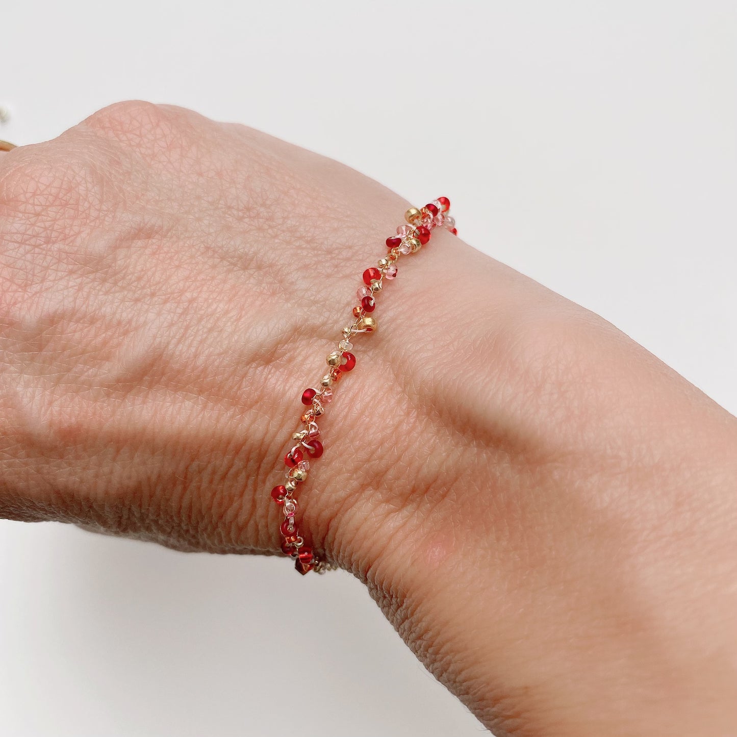 Frau trägt handgemachtes Goldarmband | Sabetti Schmuckdesign