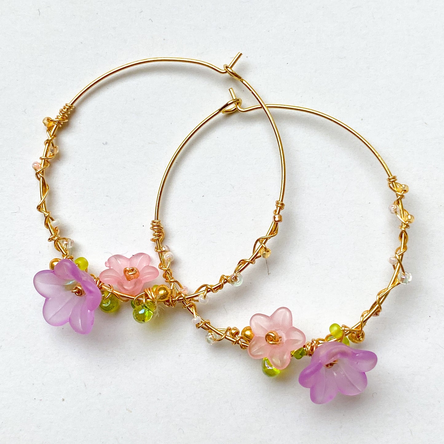 SPRING - Große vergoldete rosa-lila Blumen Creolen