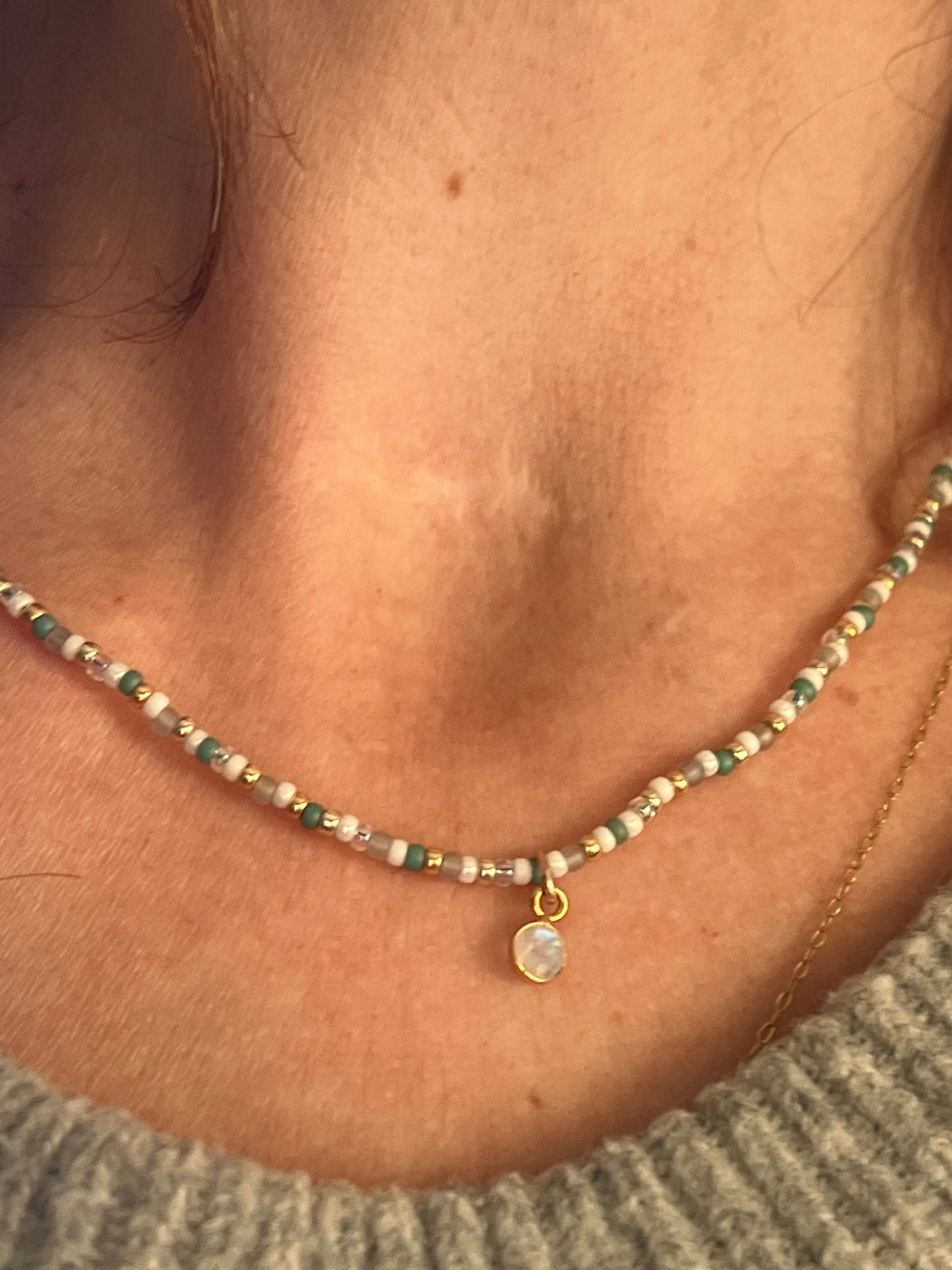 Frau trägt handgemachte kurze bohokette - Tragefoto