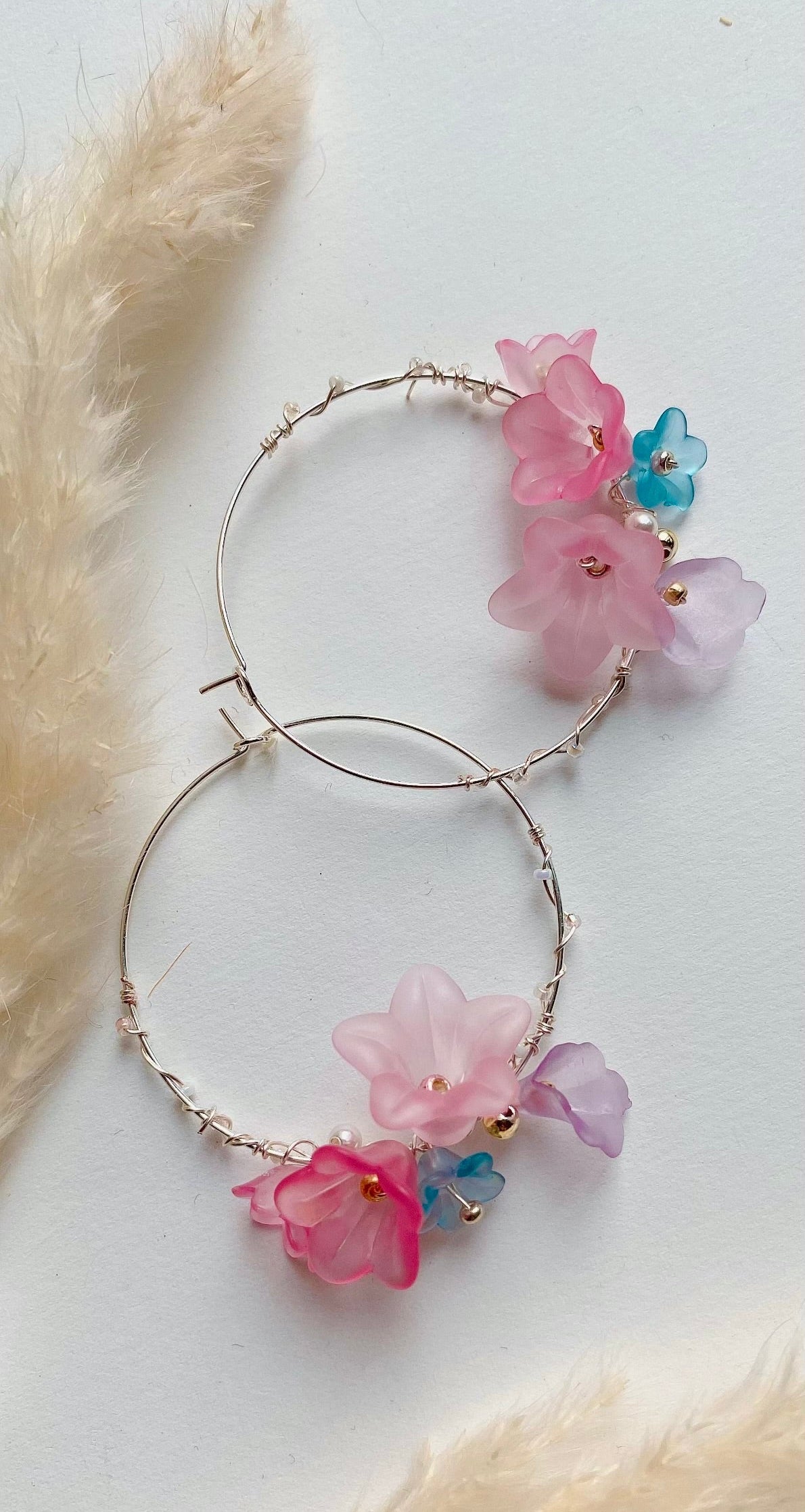 HANA - Große versilberte Blumen Creolen