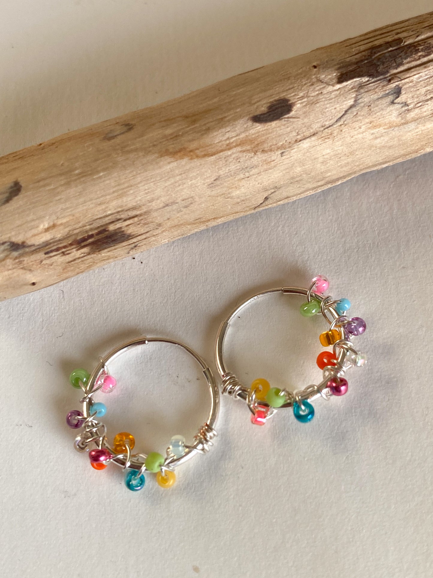 Handgemachte 925er Silber Creolen mit bunten Glasperlen - Sabetti| Boho-Schmuck