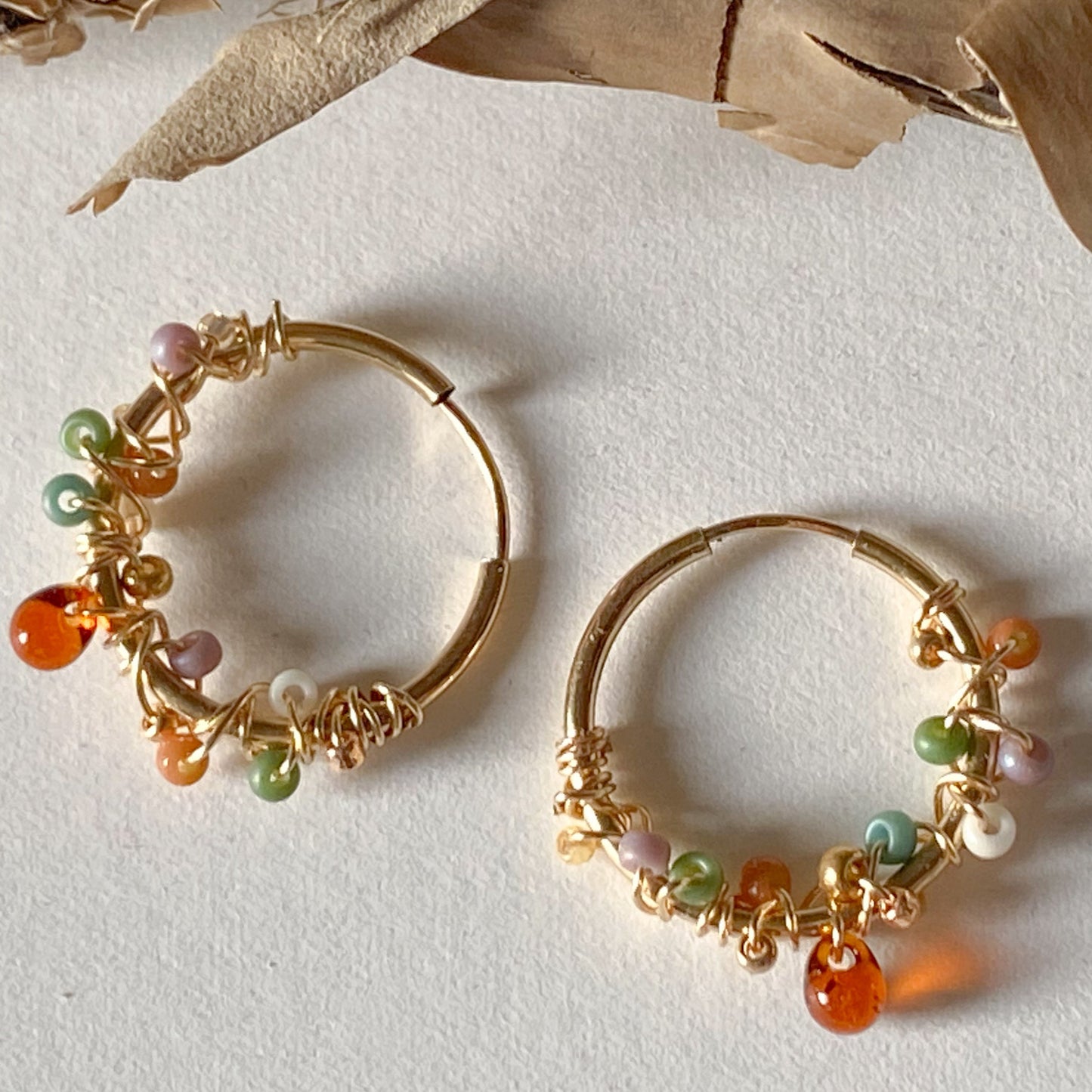 Handgemachte 14k Gold Filled Creolen mit Herbstfarben Glasperlen - Sabetti| Boho-Schmuck