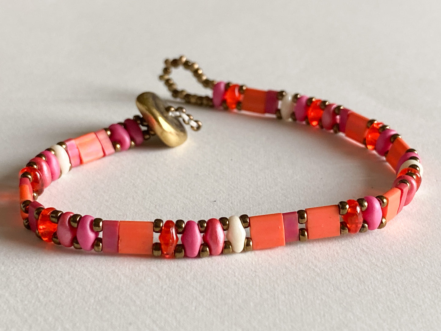 Handgemachtes Armband pink orange mit Knebelverschluss - bohoschmuck Sabetti