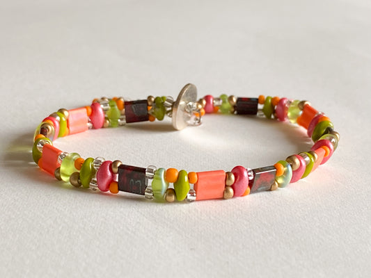 Handgemachtes Armband hellgrün gelb orange braun mit Knebelverschluss - bohoschmuck Sabetti