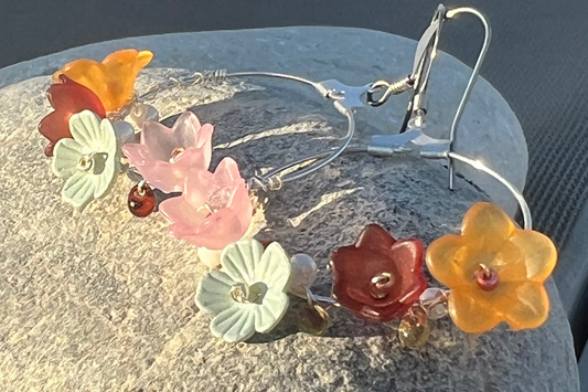 VAYA silberne Blüten-Creolen am Ohr als Boho Look – handgemachte Ohrringe von sa