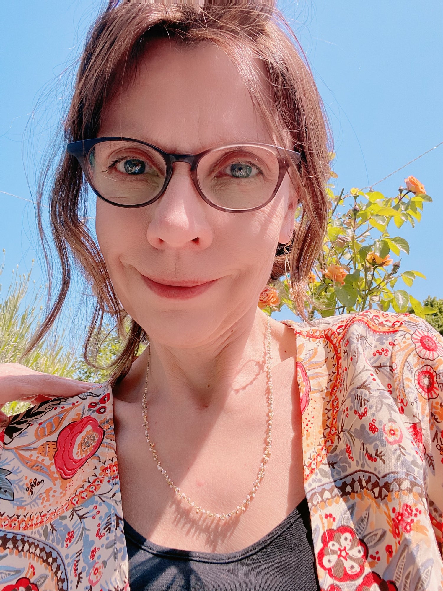 Frau trägt handgemachte Boho-Kette und Creolen - Sabetti Schmuckdesign