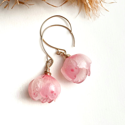 CERISE – Handgemachte goldene Boho-Ohrringe mit Blütenanhänger