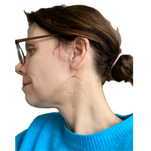 Frau trägt handgemachte Boho-Kette u - Sabetti Schmuckdesign