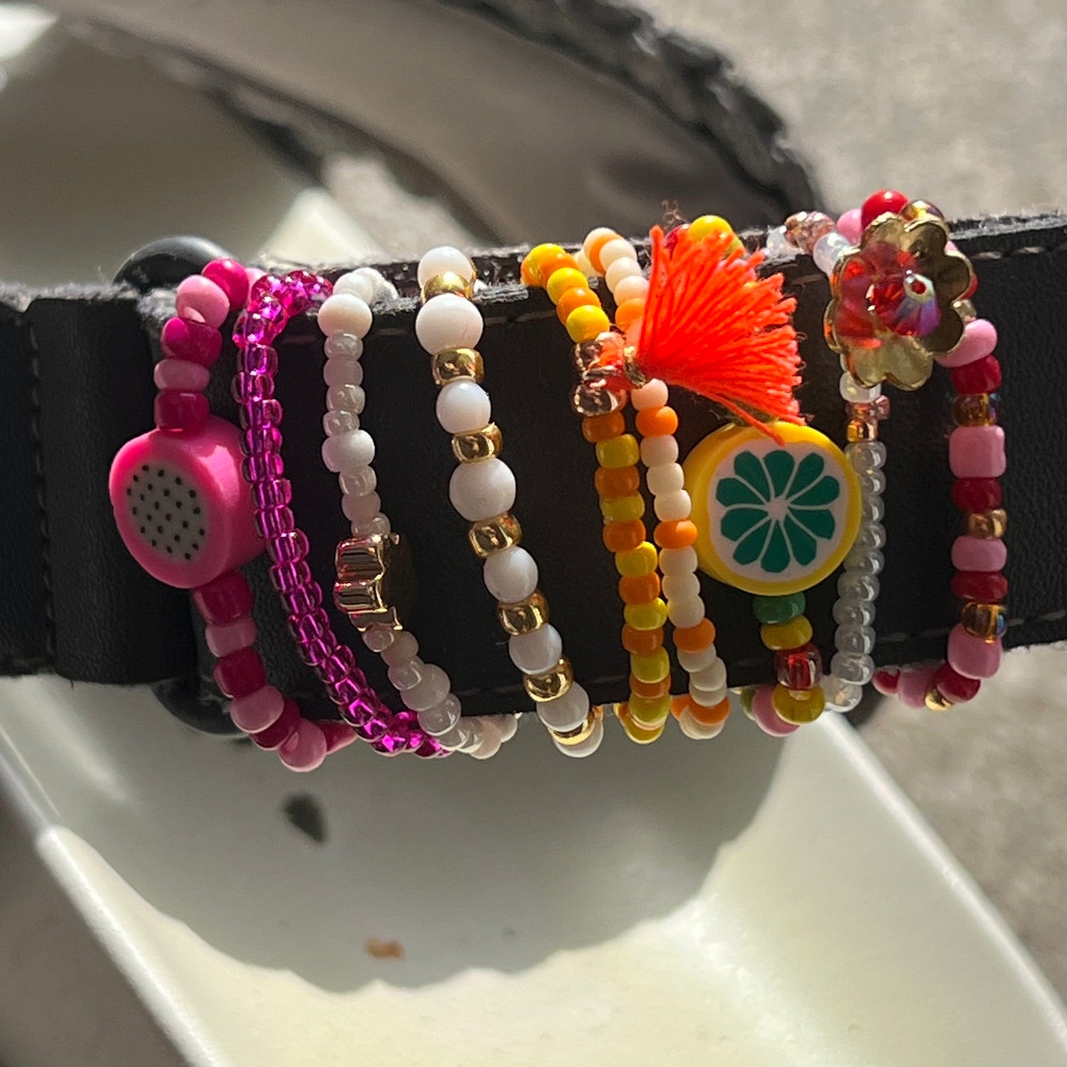 handgefertigte Schuh Charms im fröhlichen Bohostyle