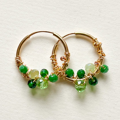 Gold Mini Creolen handgefertigt bohostyle -mit grünen Glasperlen umwickelt - VERDE
