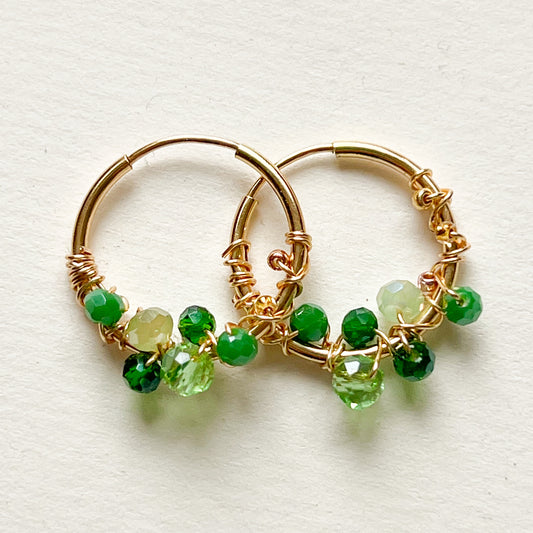 Gold Mini Creolen handgefertigt bohostyle -mit grünen Glasperlen umwickelt - VERDE