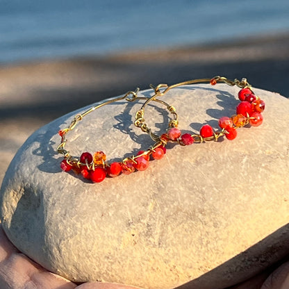 3,0 cm vergoldete Edelstahl Creolen mit roten Glasperlen umwickelt - Red Fire