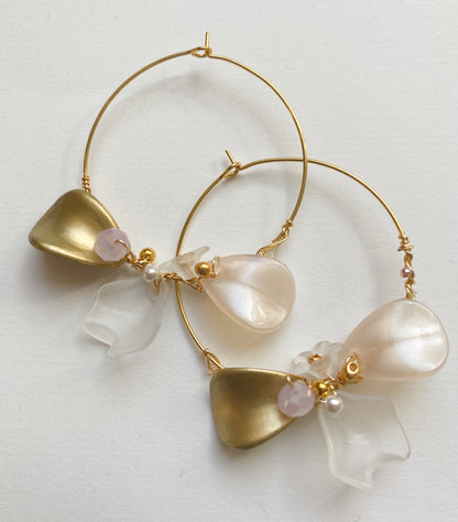 handgemachte große Boho Goldcreolen mit Blüten