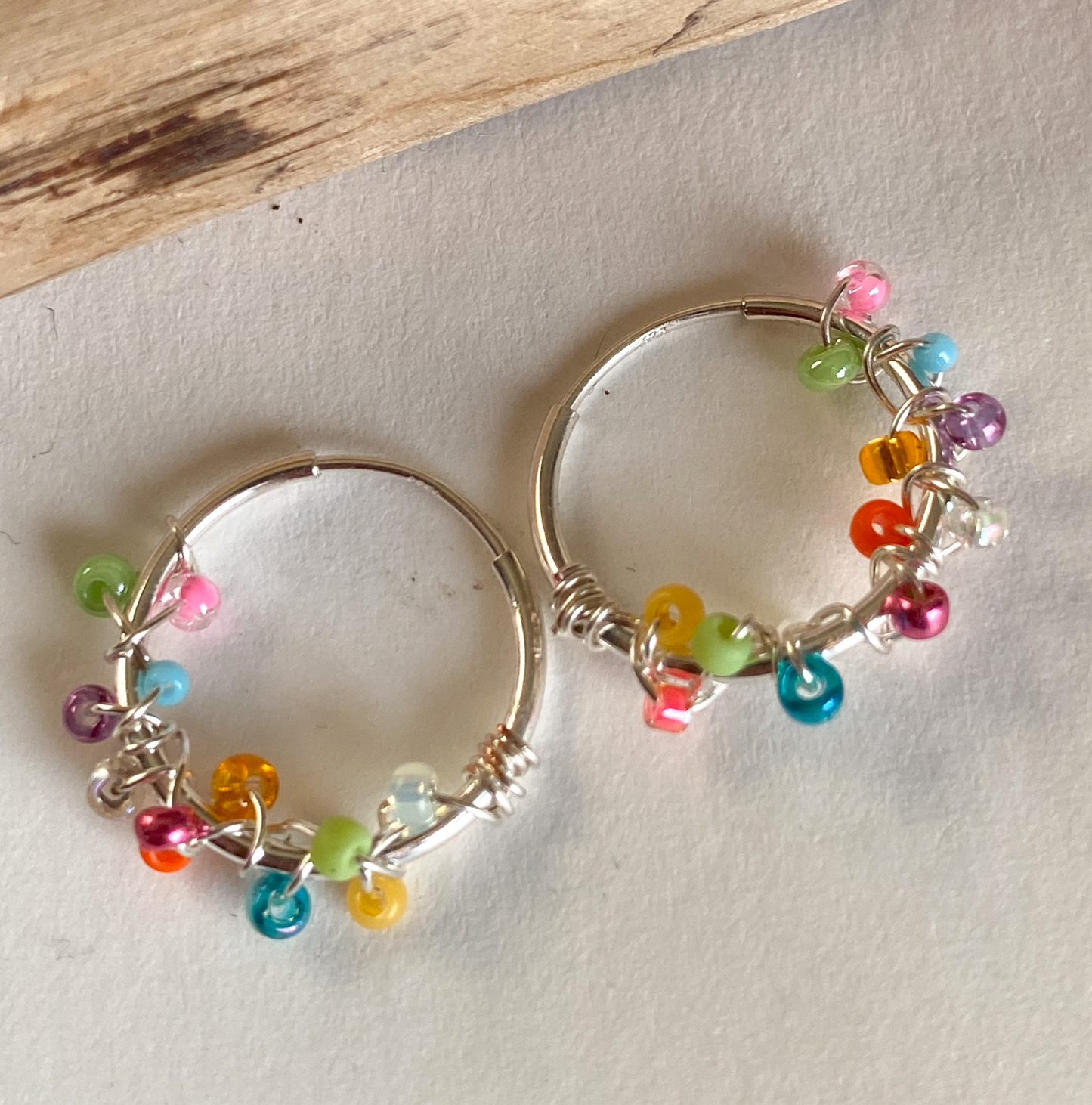 Mini-Creolen aus 14k Gold Filled oder 925er Silber mit bunten Perlen I BEAUTIFUL COLORS