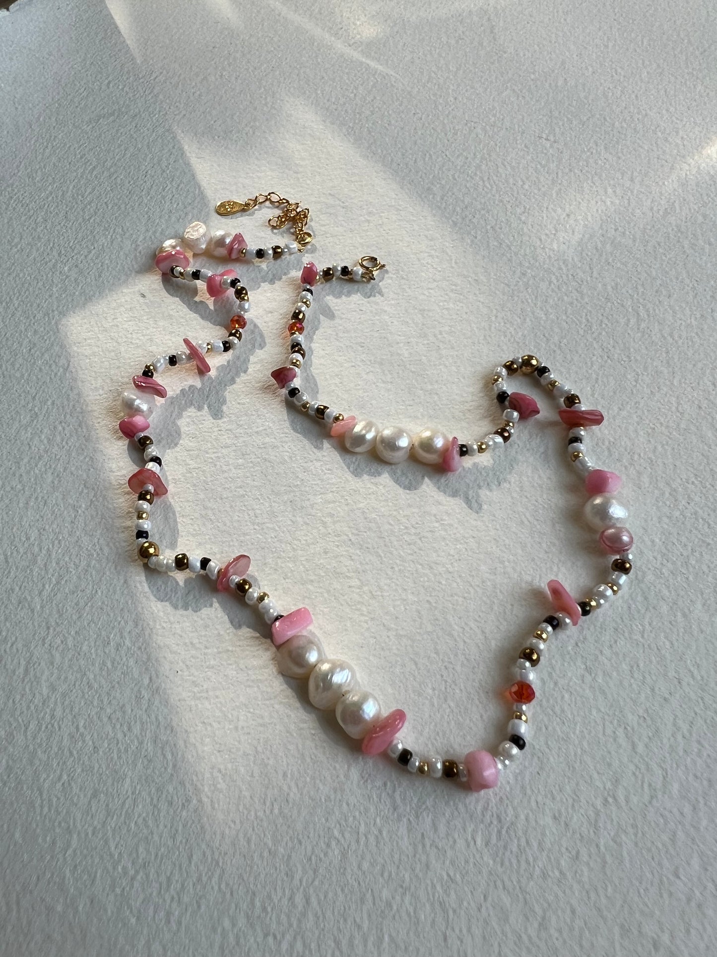 SOLEYA - Handgemachte kurze Boho-Halskette mit Süsswasserperlen und rosa Muschelakzenten