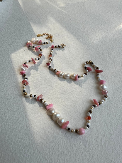 SOLEYA - Handgemachte kurze Boho-Halskette mit Süsswasserperlen und rosa Muschelakzenten