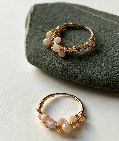 Handgemachte 14k Gold Mini-Creolen mit cremefarbenen Glasperlen im eleganten Boho-Stil, hochwertiger Schmuck aus der CREAMY Kollektion