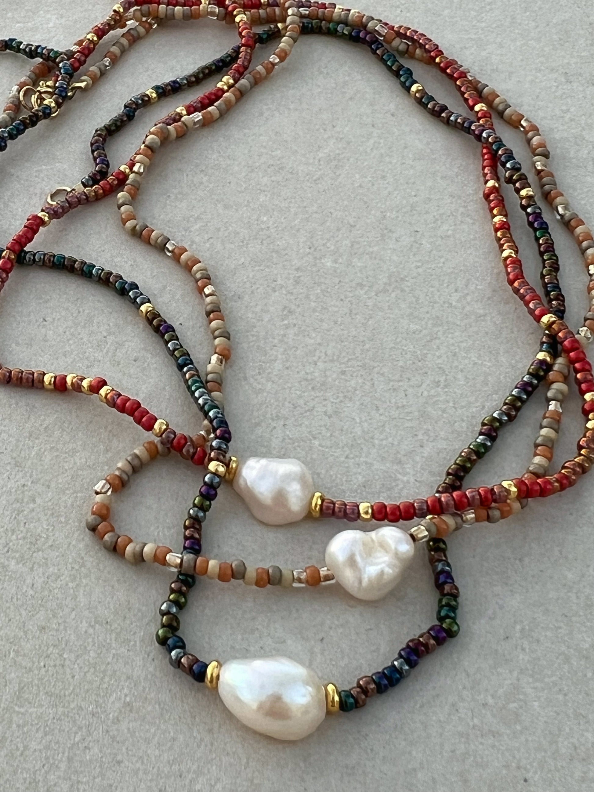 TAVI - kurze Miyuki-Perlenkette mit Süßwasserperle | Handgemachter Boho- und Ibiza-Schmuck