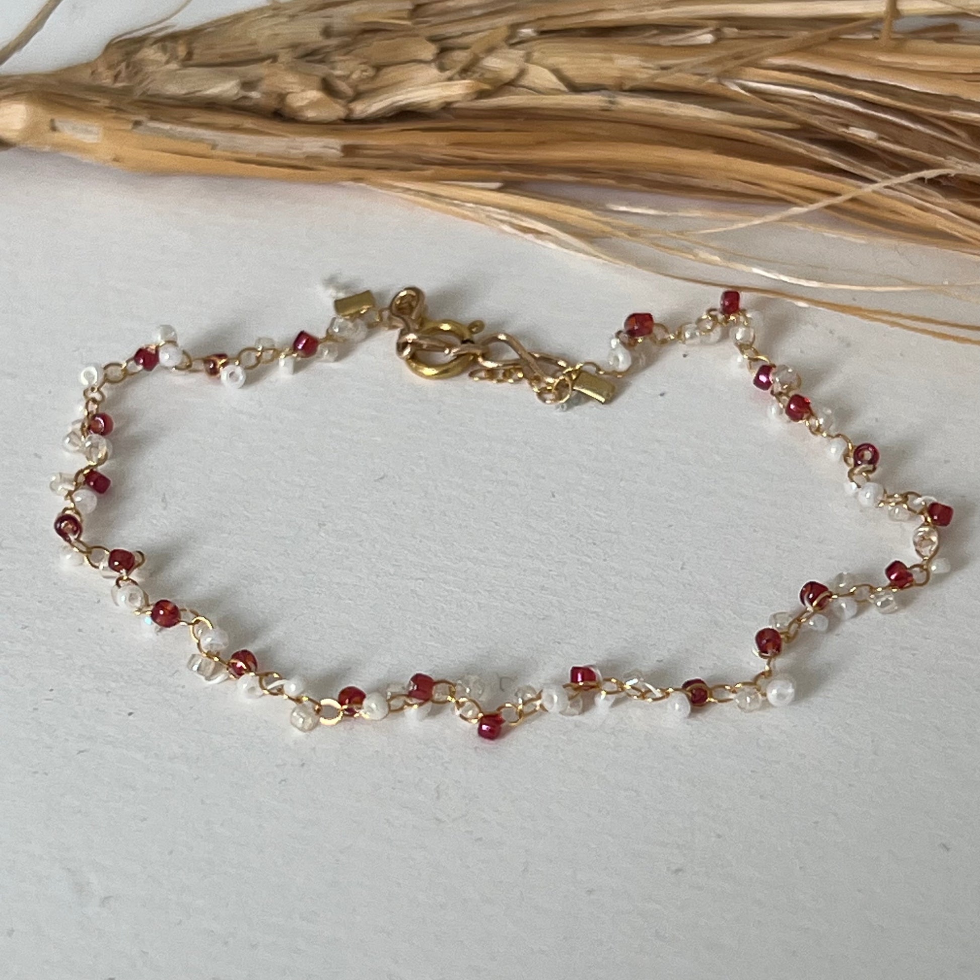 RUBY Armband im lilley Design  – Handgefertigtes Boho-Armband mit zarten Glasperlen