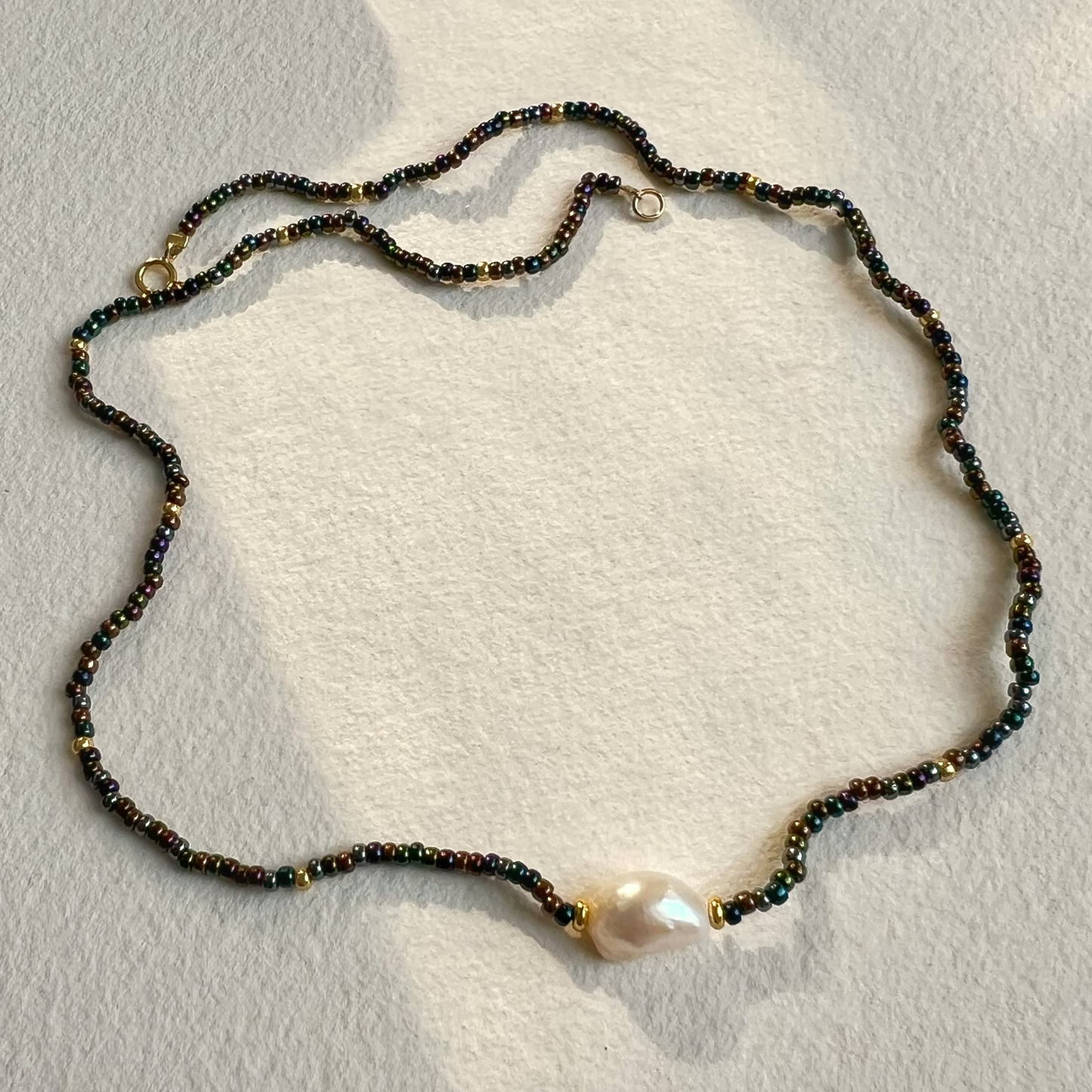 TAVI - kurze Miyuki-Perlenkette mit Süßwasserperle | Handgemachter Boho- und Ibiza-Schmuck