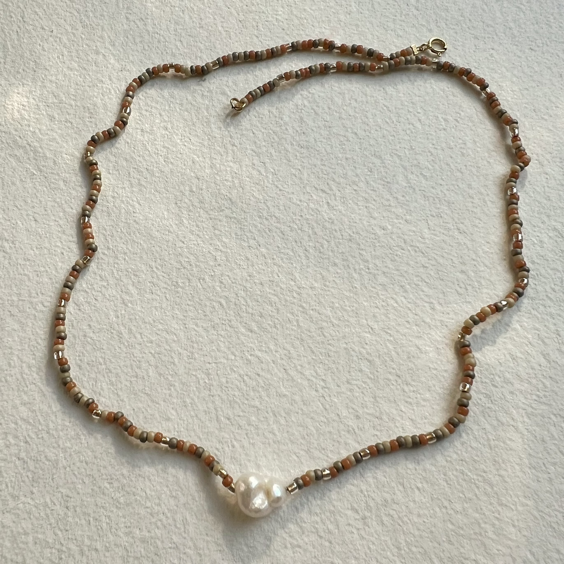 TAVI - kurze Miyuki-Perlenkette mit Süßwasserperle | Handgemachter Boho- und Ibiza-Schmuck