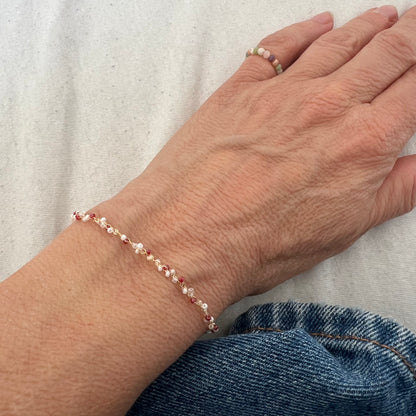 RUBY Armband im lilley Design  – Handgefertigtes Boho-Armband mit zarten Glasperlen