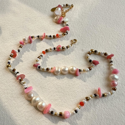 SOLEYA - Handgemachte kurze Boho-Halskette mit Süsswasserperlen und rosa Muschelakzenten