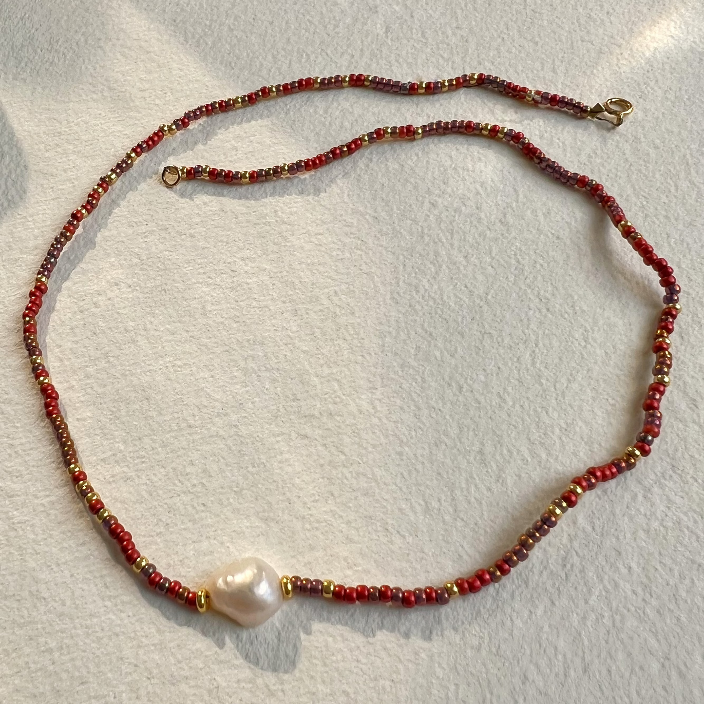 TAVI - kurze Miyuki-Perlenkette mit Süßwasserperle | Handgemachter Boho- und Ibiza-Schmuck