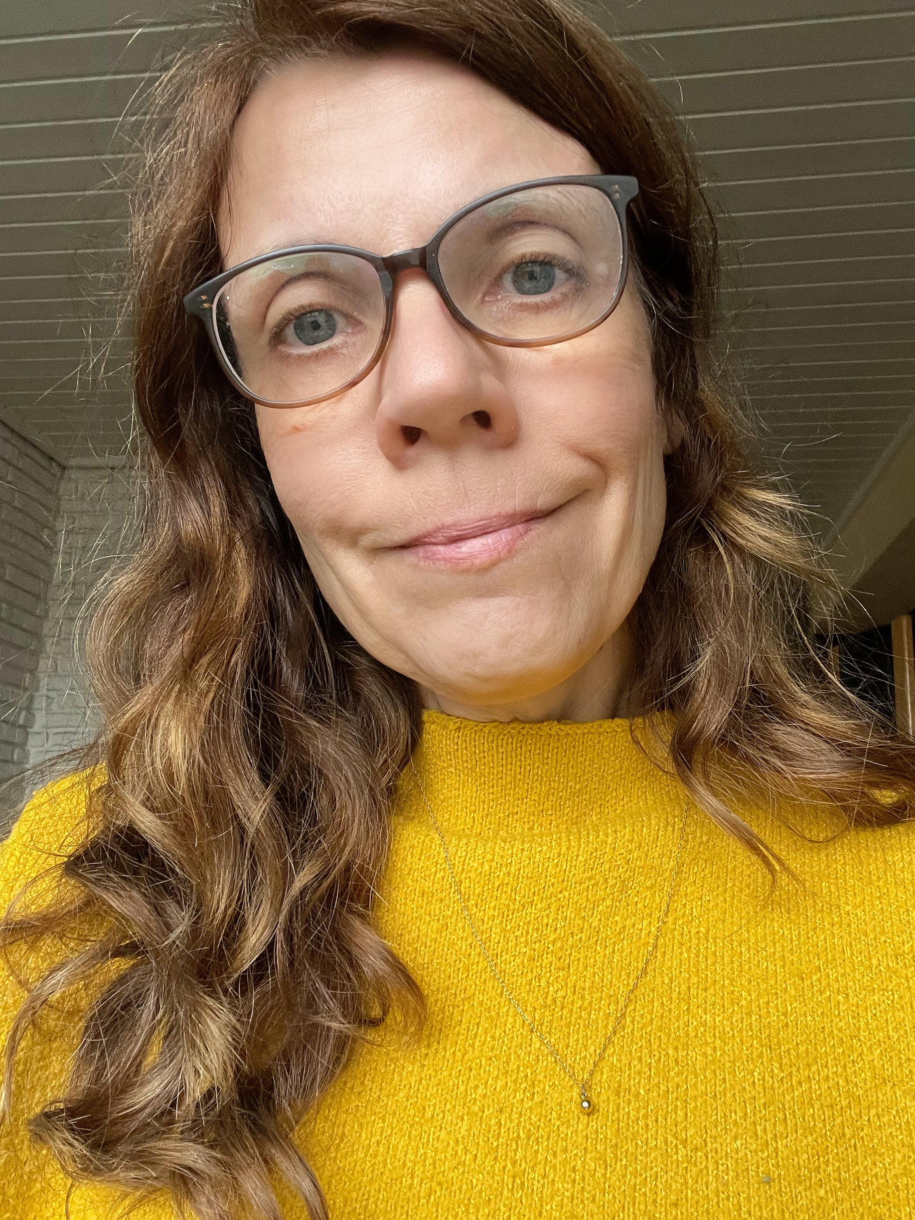 Frau trägt handgemachte Goldkette mit kleinem Kugelanhänger