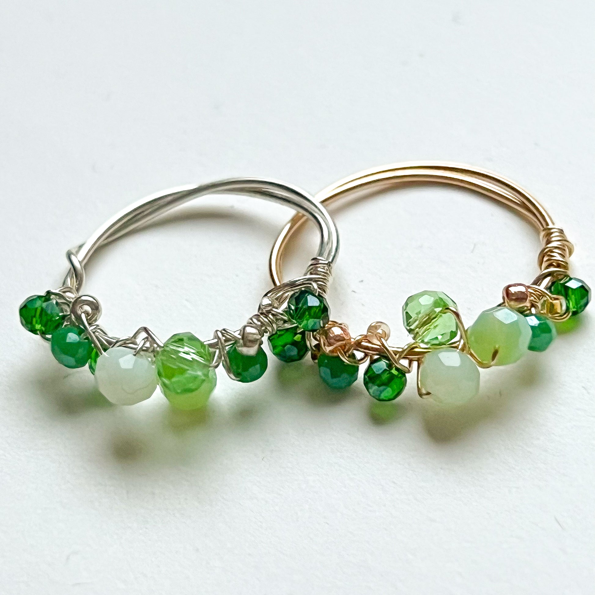 Handgefertigte Gold /Silberringe mit grünen Glitzer Glassteinen
