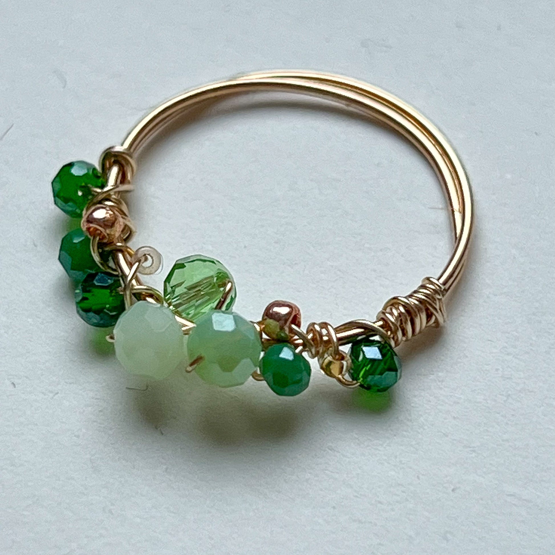 Handgefertigte Goldring mit grünen Glitzer Glassteinen