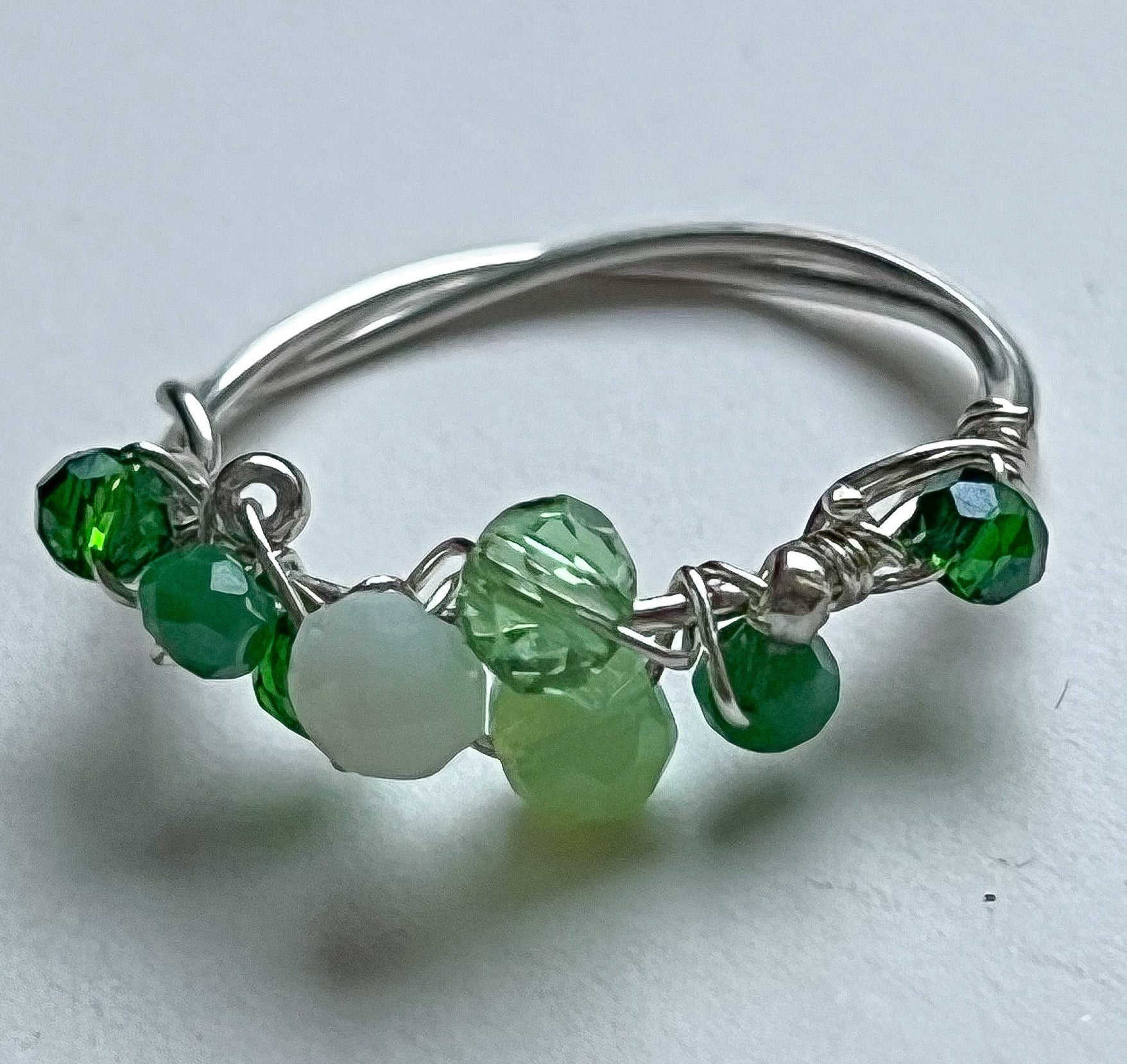 HandgefertigterSilberring mit grünen Glitzer Glassteinen