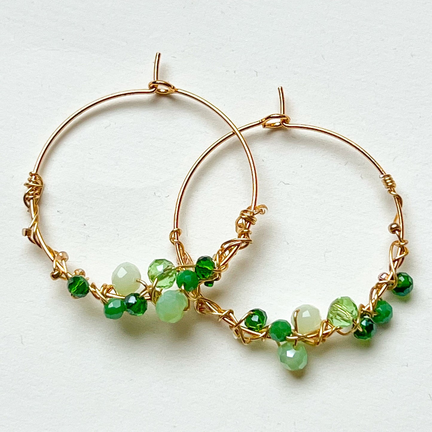 handgefertigt - 3,0 cm vergoldete Edelstahl Creolen mit grünen Glasperlen umwickelt - VERDE