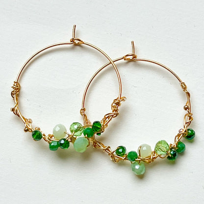 handgefertigt - 3,0 cm vergoldete Edelstahl Creolen mit grünen Glasperlen umwickelt - VERDE