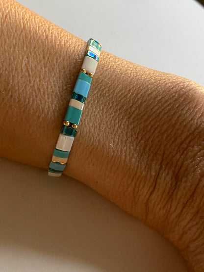 Frau trägt handgemachtes Türkis  Armband | Sabetti Schmuckdesign