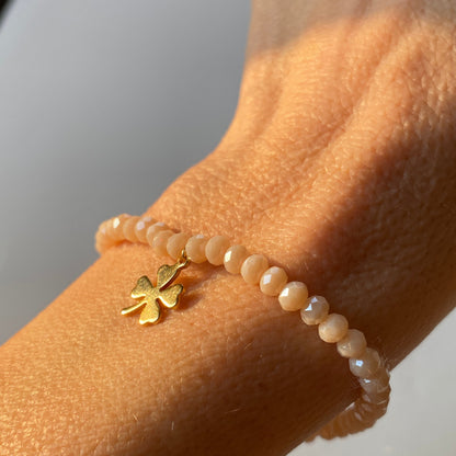 Frau trägt handgemachtes Armband mit Kleeblatt Anhänger | Sabetti Schmuckdesign