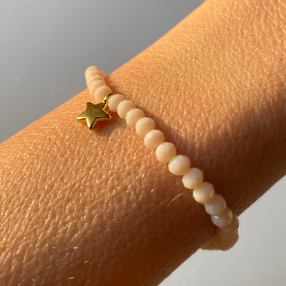 Frau trägt handgemachtes Stretch Armband mit Stern Charm | Sabetti Schmuckdesign