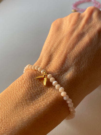 Frau trägt handgemachtes Strech Armband mit  Charms | Sabetti Schmuckdesign
